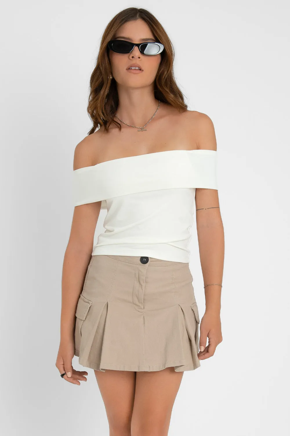 Crop top ajustado con hombros descubiertos
