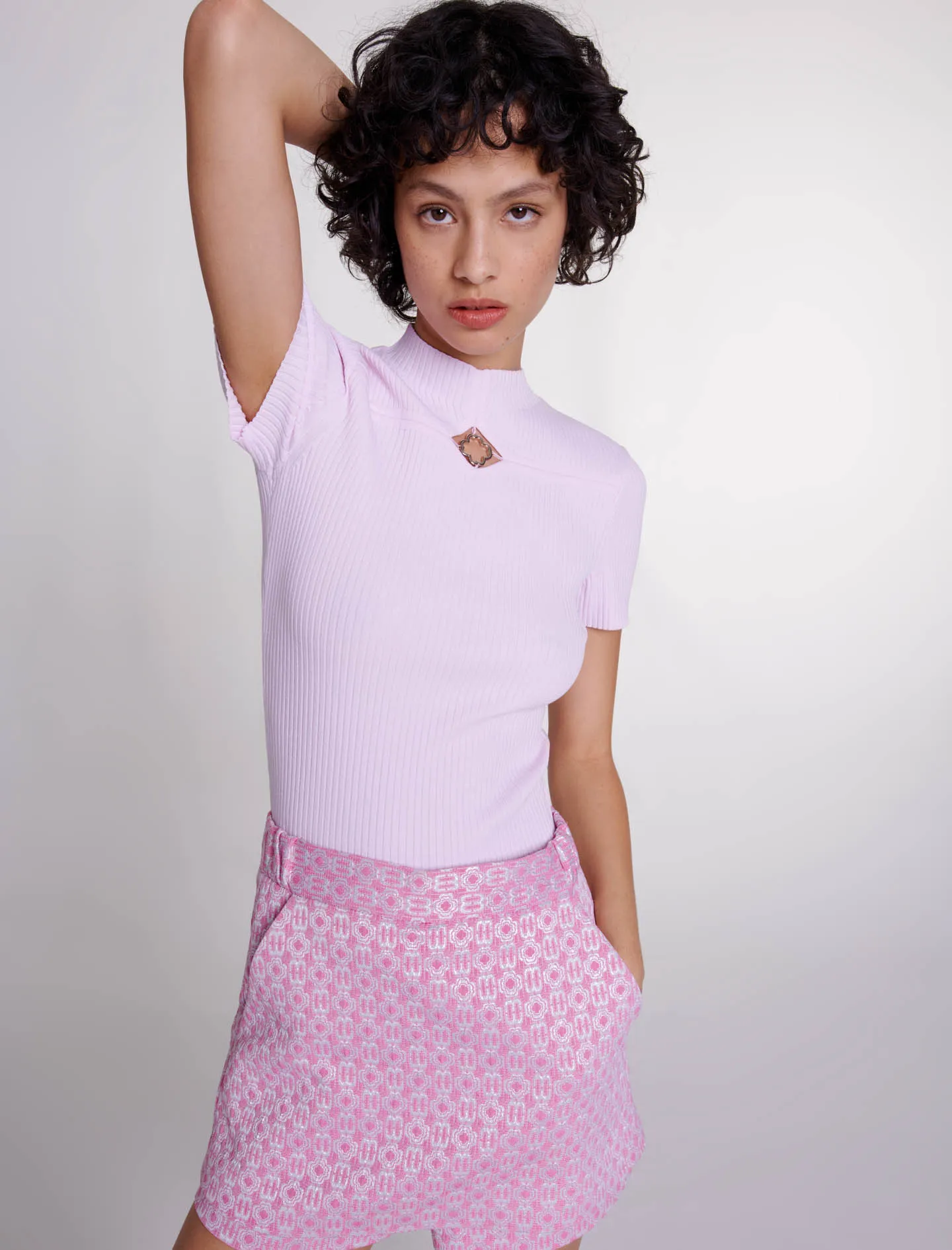 MAJE Camiseta con cuello alto de canalé en rosa