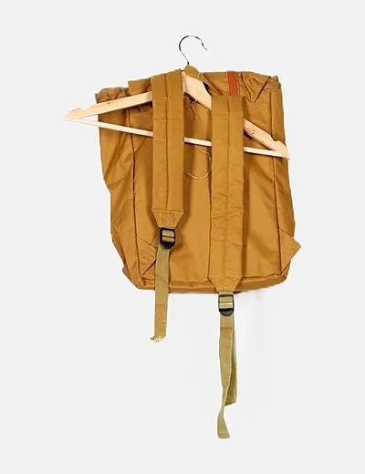 Pull&Bear Mochila mostaza con hebillas