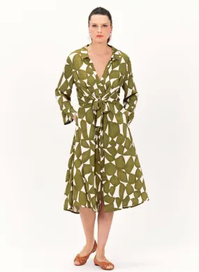 RENATA - Vestido midi recto estampado con cuello clásico en verde