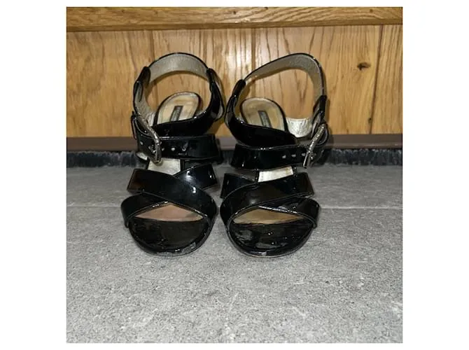 Sandalias de charol negro con hebilla de marca de Dolce & Gabbana 
