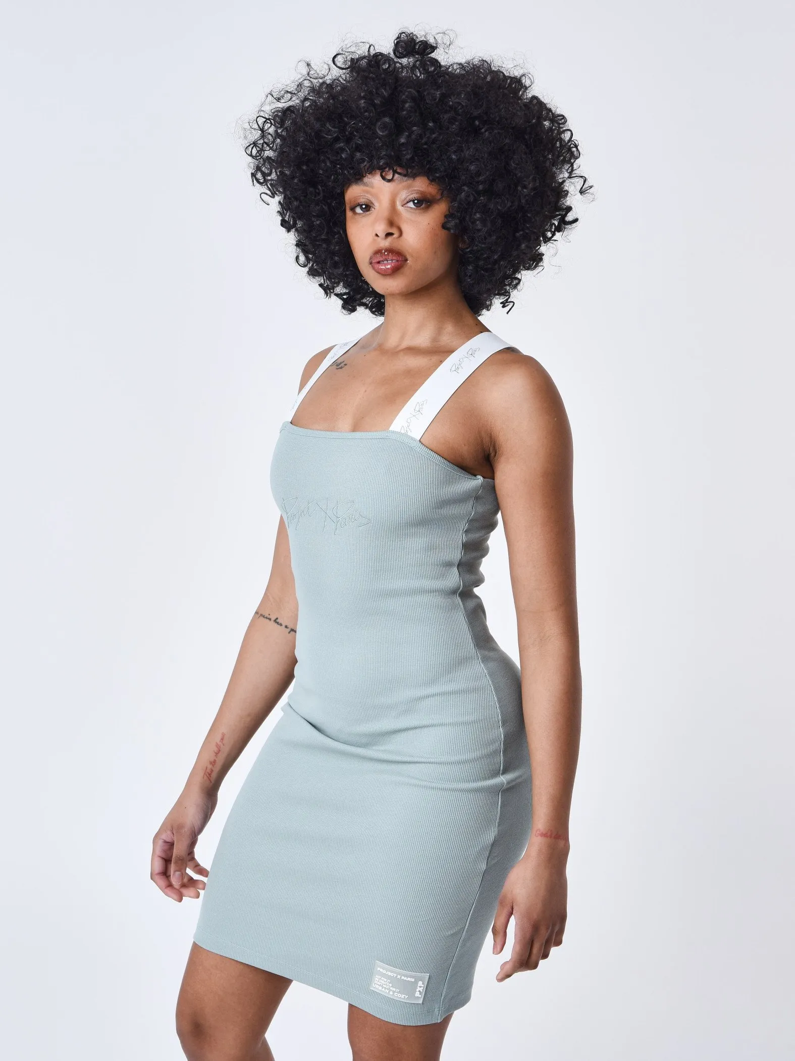 Vestido de tirantes anchos